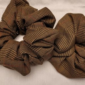Giant scrunchies 2/25$